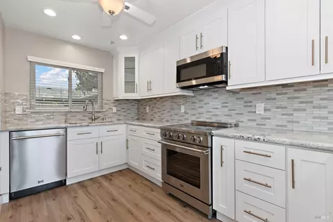 Kitchen - 271 Windjammer Dr, Vallejo, CA 94591 photo 4 of 5