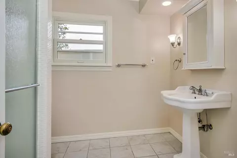 Bath - 1007 Mountain View Ave, Petaluma, CA 94952 photo 1 of 3