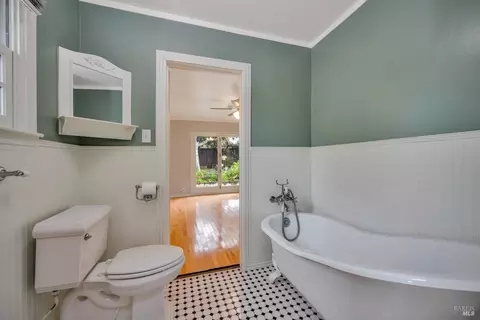 Bath - 1007 Mountain View Ave, Petaluma, CA 94952 photo 2 of 3