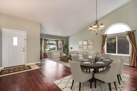 9232 Piccadilly Cir, Windsor, CA 95492 photo 2