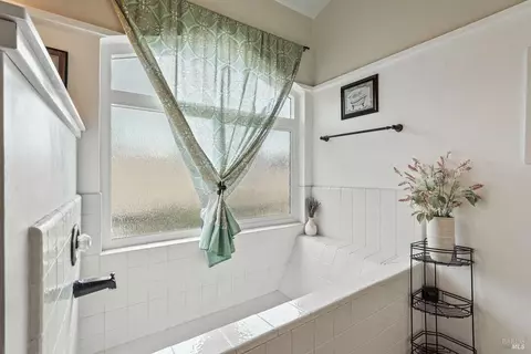 Bath - 1365 Kirby Ct, Dixon, CA 95620 photo 3 of 6