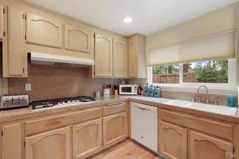 Kitchen - 1365 Kirby Ct, Dixon, CA 95620 photo 5 of 6