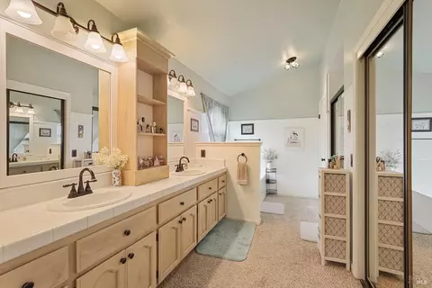Bath - 1365 Kirby Ct, Dixon, CA 95620 photo 2 of 6