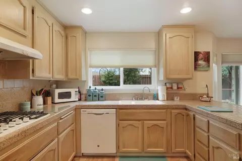 Kitchen - 1365 Kirby Ct, Dixon, CA 95620 photo 3 of 6