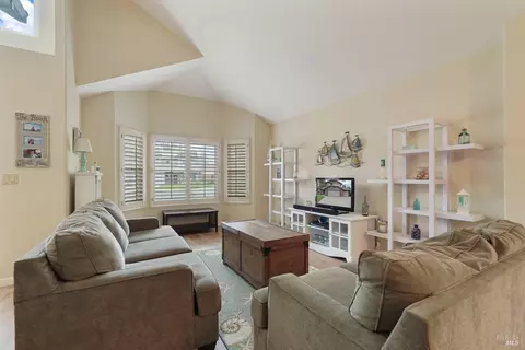Living - 1365 Kirby Ct, Dixon, CA 95620 photo 2 of 6