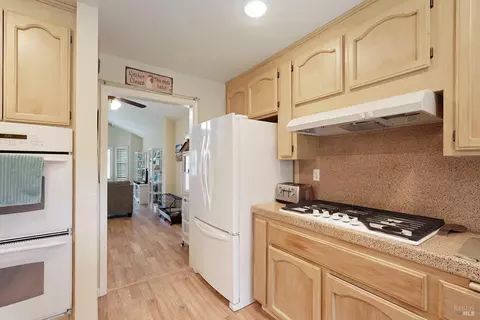 Kitchen - 1365 Kirby Ct, Dixon, CA 95620 photo 4 of 6