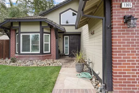 Exterior - 1365 Kirby Ct, Dixon, CA 95620 photo 6 of 16