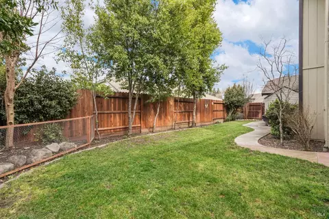 Exterior - 1365 Kirby Ct, Dixon, CA 95620 photo 10 of 16