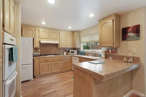 Kitchen - 1365 Kirby Ct, Dixon, CA 95620 photo 2 of 6