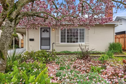 301 Orangewood Dr, Healdsburg, CA 95448