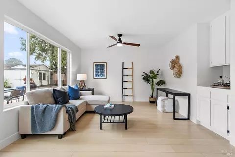 Living - 406 Solano Dr, Benicia, CA 94510 photo 5 of 7