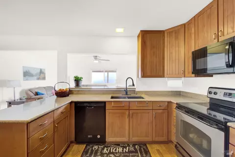 Kitchen - 148 Edwin Dr, Vacaville, CA 95687 photo 6 of 8