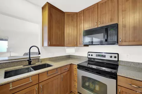 Kitchen - 148 Edwin Dr, Vacaville, CA 95687 photo 4 of 8