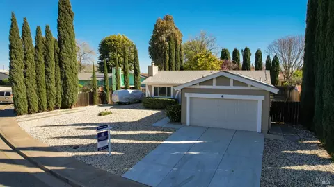 550 W Creekside Cir, Dixon, CA 95620 photo 3