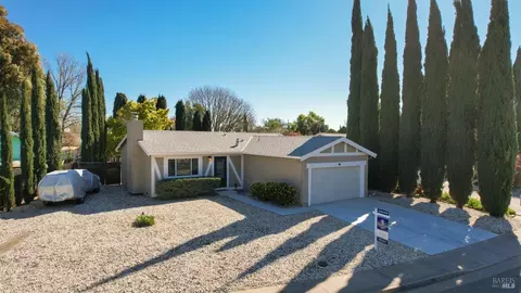550 W Creekside Cir, Dixon, CA 95620 photo 2