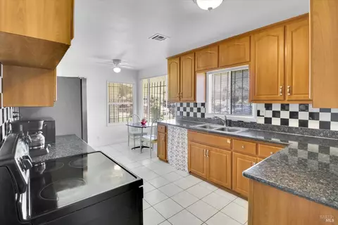 Kitchen - 124 Garibaldi Dr, Vallejo, CA 94589 photo 4 of 5