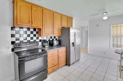Kitchen - 124 Garibaldi Dr, Vallejo, CA 94589 photo 5 of 5