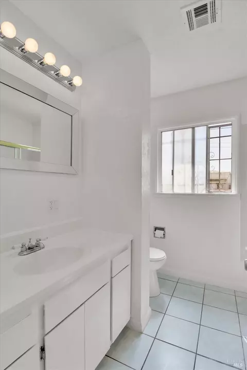 Bath - 124 Garibaldi Dr, Vallejo, CA 94589 photo 2 of 2