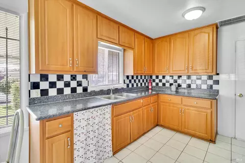 Kitchen - 124 Garibaldi Dr, Vallejo, CA 94589 photo 3 of 5