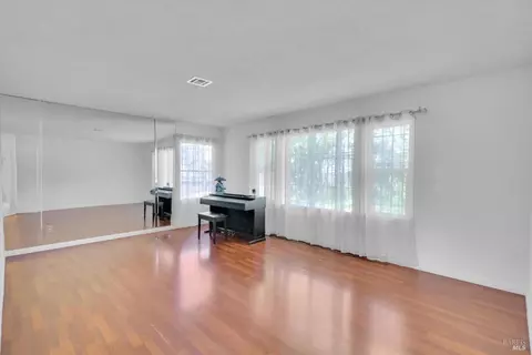 Living - 124 Garibaldi Dr, Vallejo, CA 94589 photo 1 of 2
