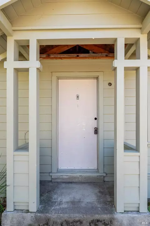 565 Redwood Ave, Willits, CA 95490 photo 2