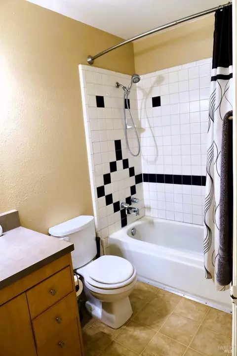 Bath - 1230 Cunningham Dr, Dixon, CA 95620 photo 2 of 3