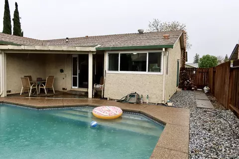 Exterior - 1230 Cunningham Dr, Dixon, CA 95620 photo 6 of 8