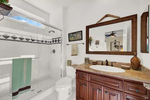 Bath - 500 Spring Ln, Vacaville, CA 95688 photo 4 of 8
