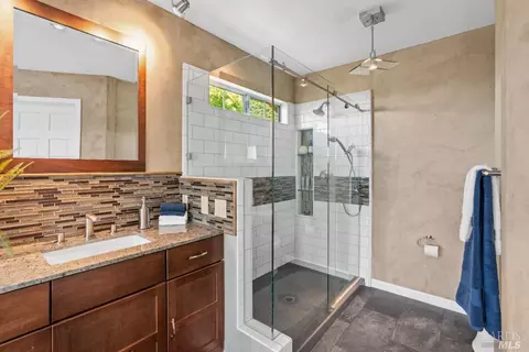 Bath - 1560 Trimble Ln, Cloverdale, CA 95425 photo 4 of 6