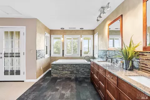 Bath - 1560 Trimble Ln, Cloverdale, CA 95425 photo 5 of 6
