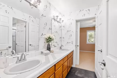 Bath - 1560 Trimble Ln, Cloverdale, CA 95425 photo 2 of 6