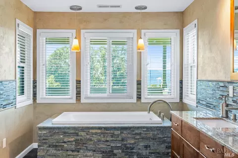 Bath - 1560 Trimble Ln, Cloverdale, CA 95425 photo 6 of 6
