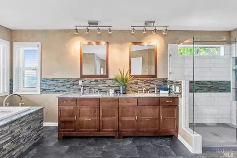 Bath - 1560 Trimble Ln, Cloverdale, CA 95425 photo 3 of 6