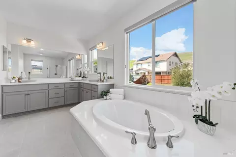 Bath - 1986 Clyde Jean Pl, Fairfield, CA 94533 photo 7 of 10