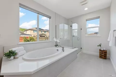 Bath - 1986 Clyde Jean Pl, Fairfield, CA 94533 photo 6 of 10