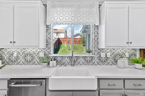 Kitchen - 1986 Clyde Jean Pl, Fairfield, CA 94533 photo 6 of 12