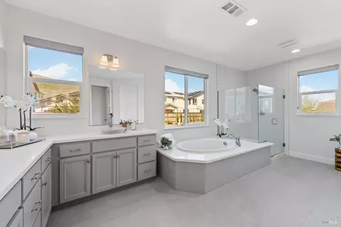 Bath - 1986 Clyde Jean Pl, Fairfield, CA 94533 photo 2 of 10