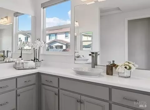 Bath - 1986 Clyde Jean Pl, Fairfield, CA 94533 photo 5 of 10