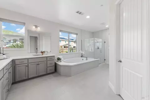 Bath - 1986 Clyde Jean Pl, Fairfield, CA 94533 photo 3 of 10