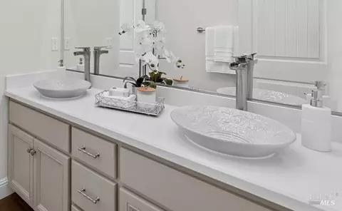 Bath - 1986 Clyde Jean Pl, Fairfield, CA 94533 photo 9 of 10