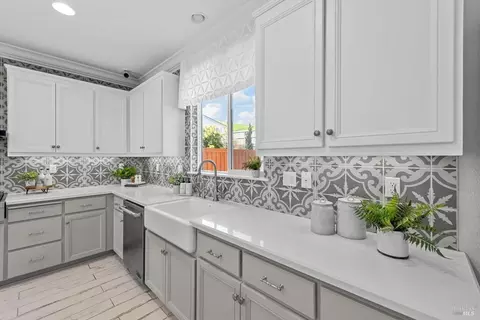 Kitchen - 1986 Clyde Jean Pl, Fairfield, CA 94533 photo 5 of 12