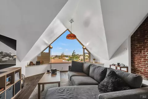 Living - 1001 Sutter St, Vallejo, CA 94590 photo 2 of 5