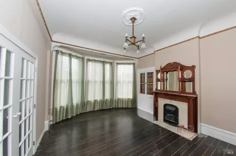 Living - 1001 Sutter St, Vallejo, CA 94590 photo 1 of 5