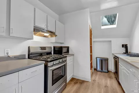 Kitchen - 1001 Sutter St, Vallejo, CA 94590 photo 6 of 11