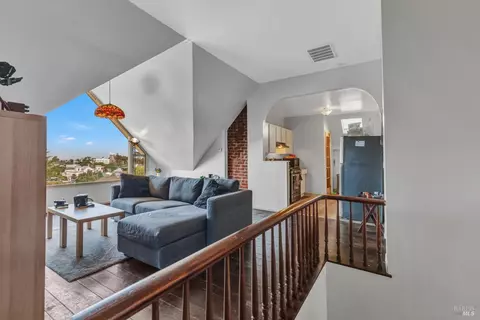 Entry Way - 1001 Sutter St, Vallejo, CA 94590 photo 3 of 6