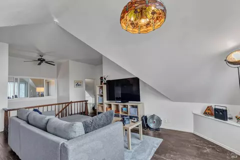 Living - 1001 Sutter St, Vallejo, CA 94590 photo 3 of 5