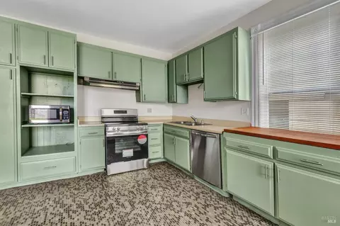 Kitchen - 1001 Sutter St, Vallejo, CA 94590 photo 4 of 11