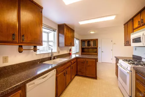 Kitchen - 489 Brooke Dr, Vallejo, CA 94591 photo 2 of 2
