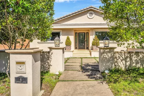 6 Gleneagle Cir, Napa, CA 94558