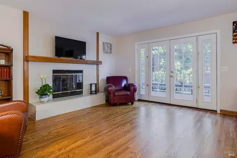 Living - 608 Jonas Ln, Petaluma, CA 94952 photo 2 of 6